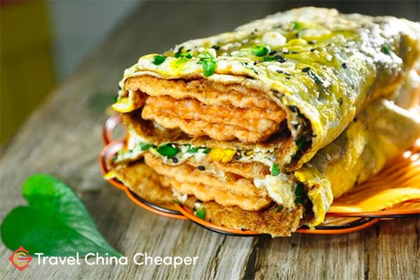 Chinese Jian Bing ( 煎饼), an excellent street food in China worth trying